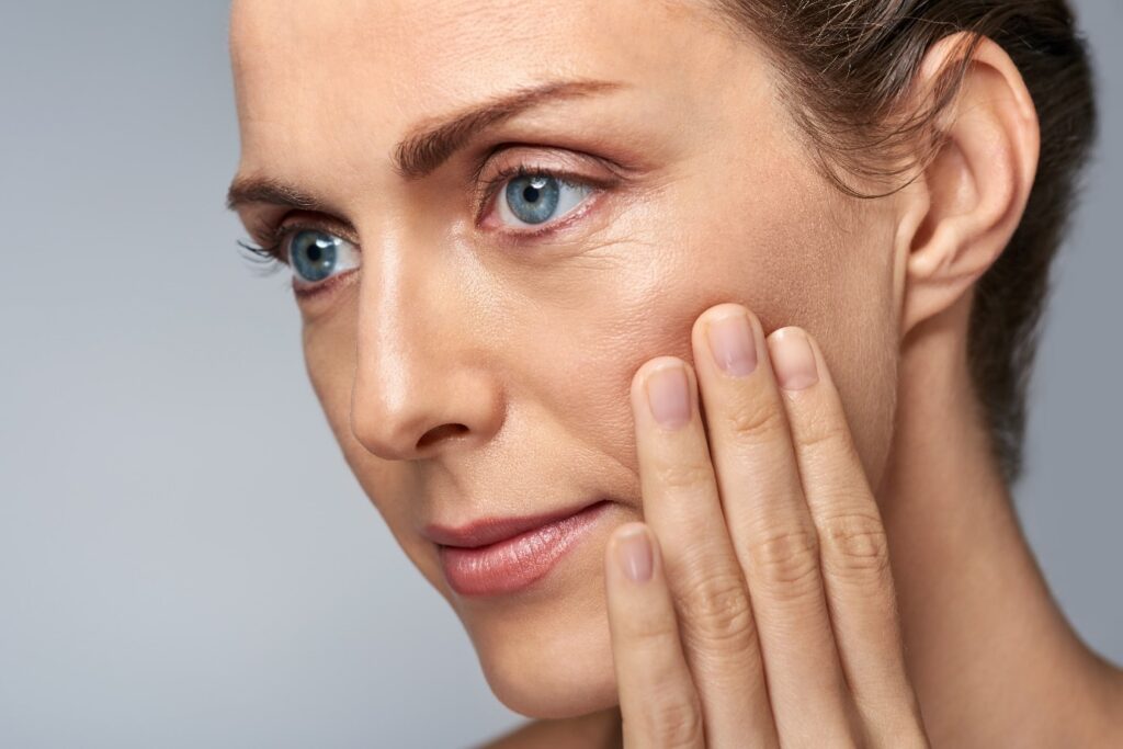 Retinol vagy bakuchiol? Az 50 feletti bőrápolás két csodafegyvere